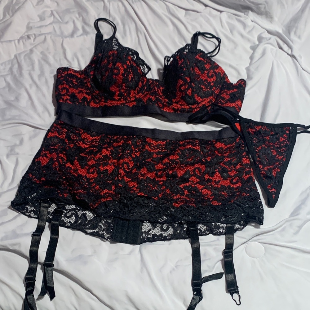 Premier Elegant Black and Red Lace Bra Set
Please read whole description 📏